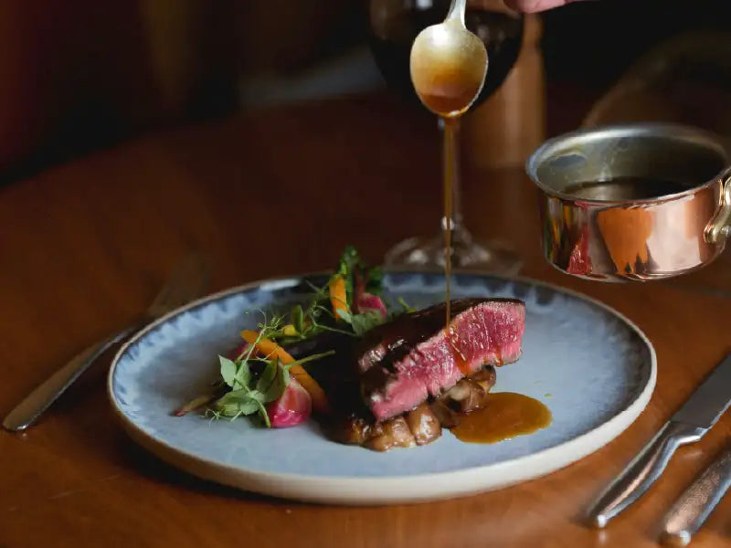 Vin et viande rouge : quand le Sancerre rouge trouve sa place